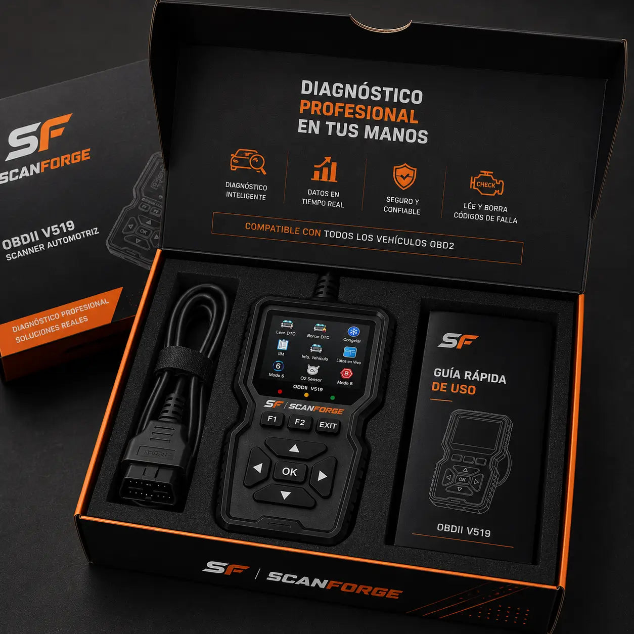 Scanner OBD2 ScanForge V519 conectado a vehículo mostrando pantalla de diagnóstico en tiempo real